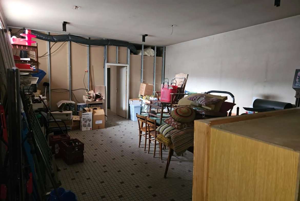 Immeuble de village à rénover avec habitation, dépendances et local commercial à La Sauve 