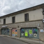 Immeuble de village à rénover avec habitation, dépendances et local commercial à La Sauve