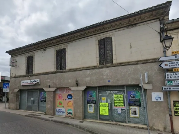 Immeuble de village à rénover avec habitation, dépendances et local commercial à La Sauve