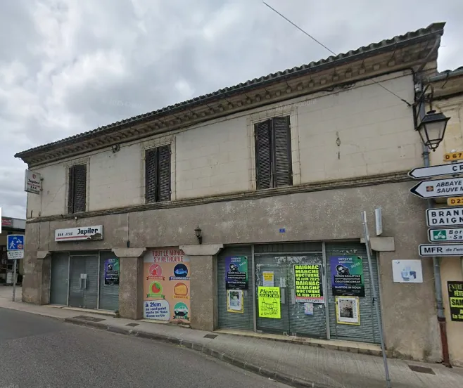 Immeuble de village à rénover avec habitation, dépendances et local commercial à La Sauve 