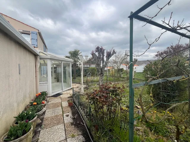 Maison à Saint Jean de Monts avec 4 chambres, garage et terrain de 377 m², proche du centre et des plages 