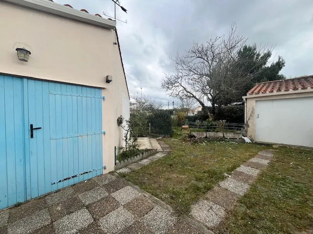 Maison à Saint Jean de Monts avec 4 chambres, garage et terrain de 377 m², proche du centre et des plages 