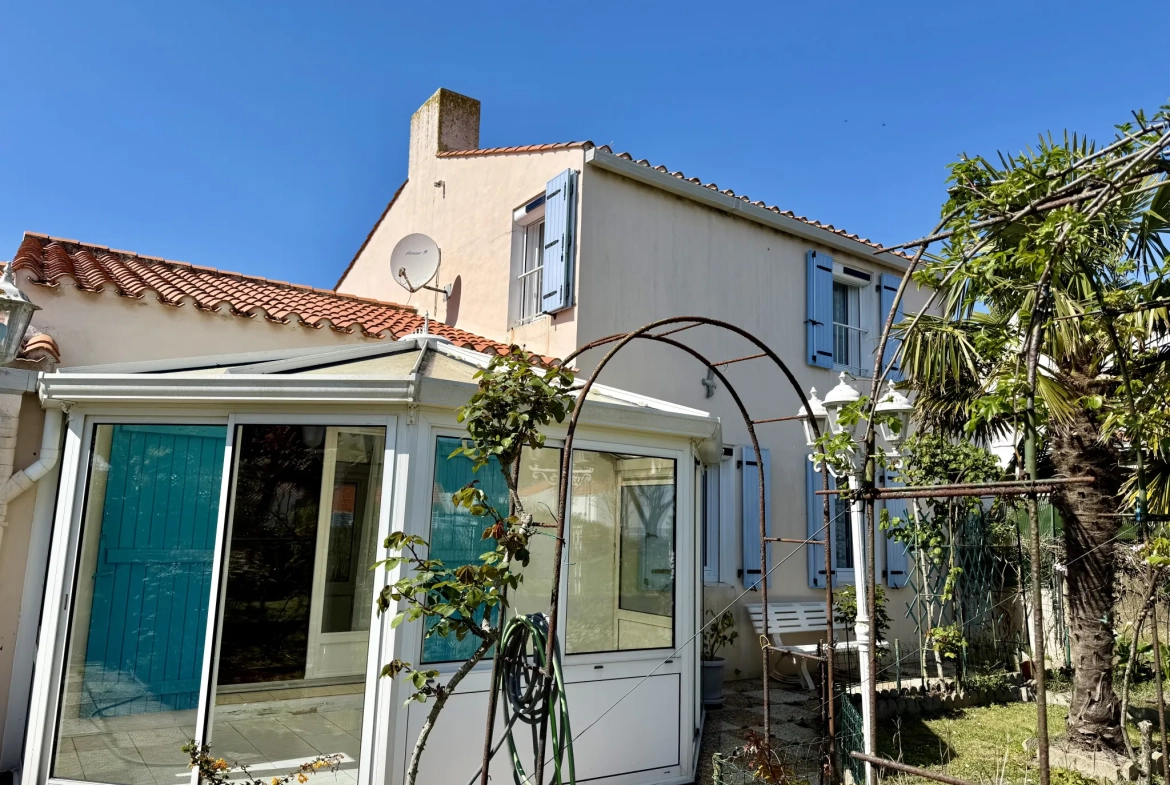 Maison à Saint Jean de Monts avec 4 chambres, garage et terrain de 377 m², proche du centre et des plages 