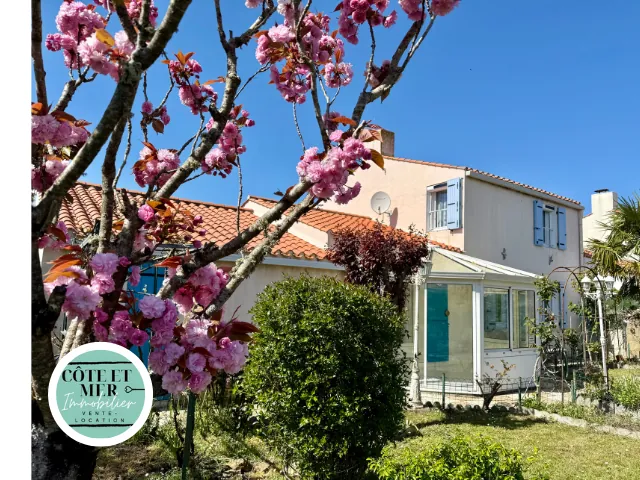 Maison à Saint Jean de Monts avec 4 chambres, garage et terrain de 377 m², proche du centre et des plages