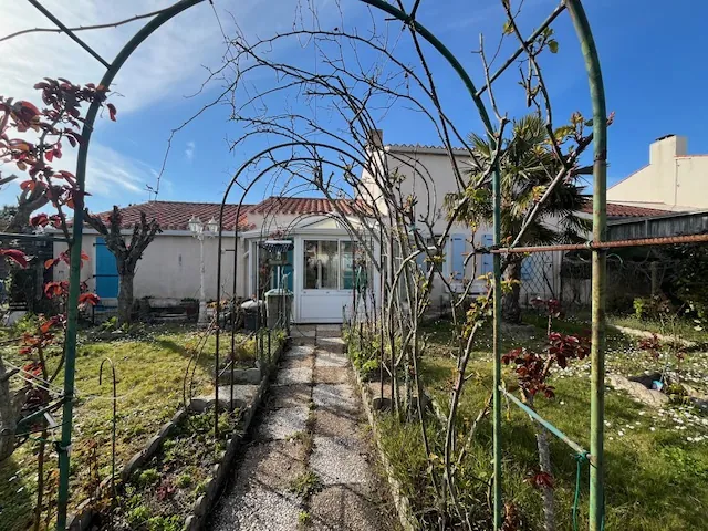 Maison à Saint Jean de Monts avec 4 chambres, garage et terrain de 377 m², proche du centre et des plages 