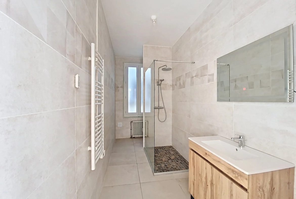 Maison à Bourganeuf de 125 m² avec terrain, garage et terrasse 