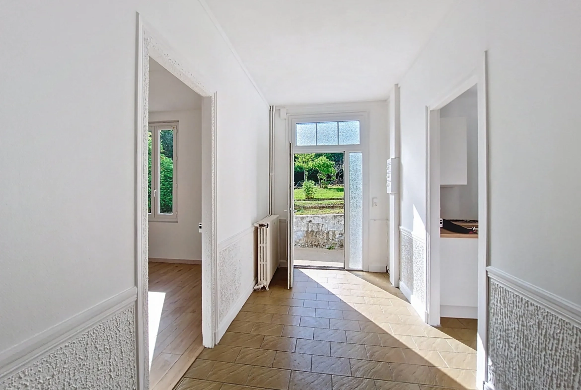 Maison à Bourganeuf de 125 m² avec terrain, garage et terrasse 