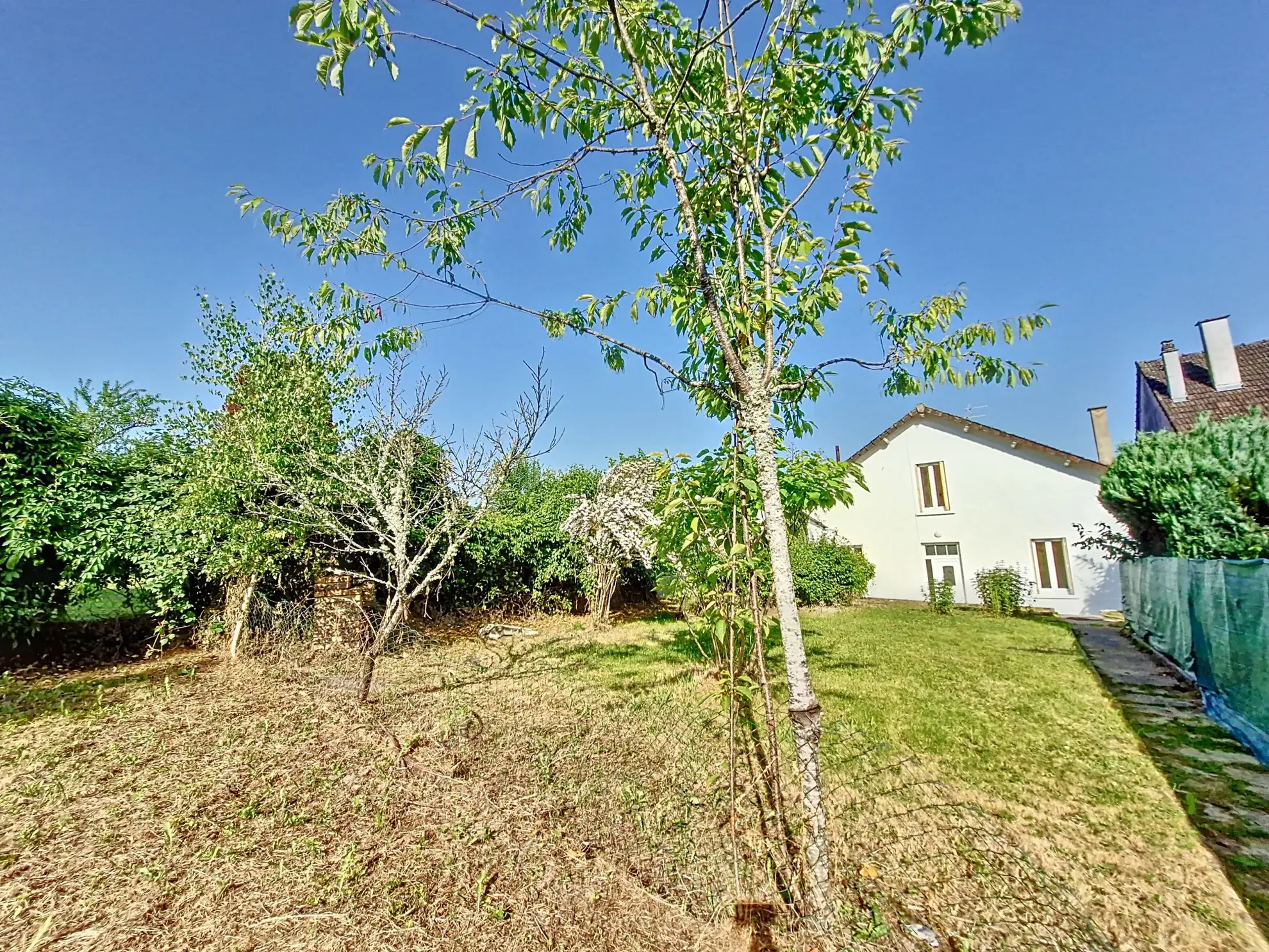 Maison à Bourganeuf de 125 m² avec terrain, garage et terrasse 