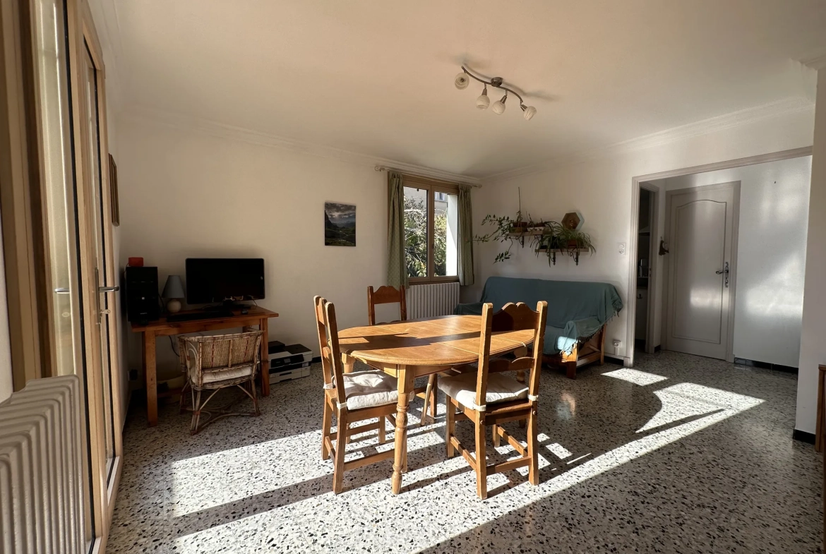 Maison individuelle à Laragne-Montéglin de 82 m² avec terrain et garage, rénovée 