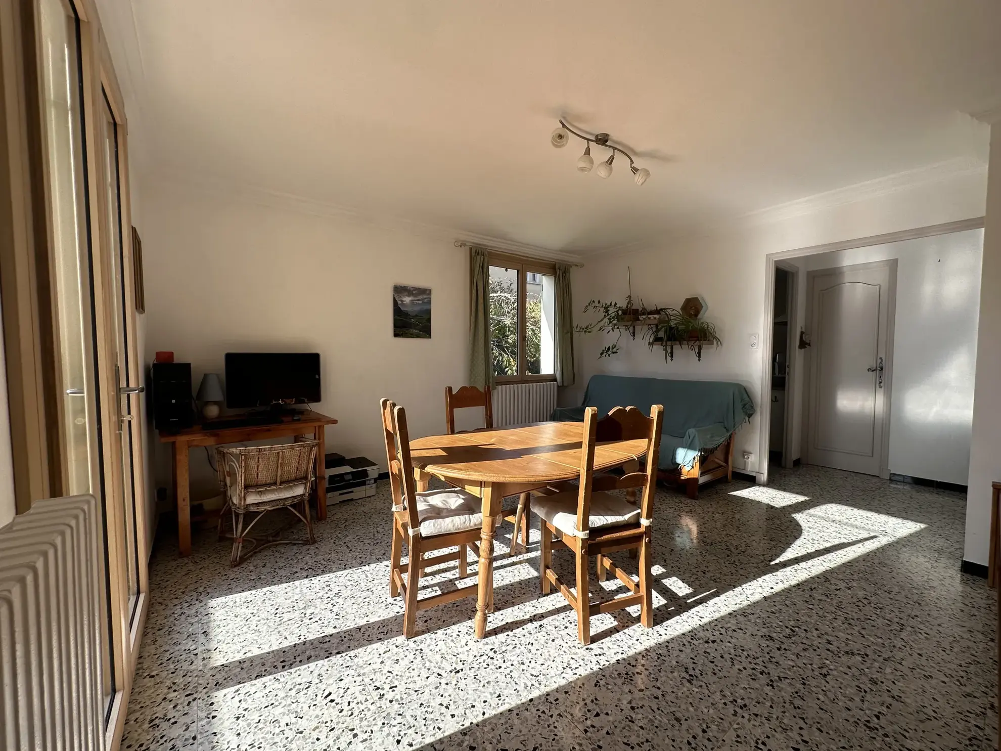 Maison individuelle à Laragne-Montéglin de 82 m² avec terrain et garage, rénovée 