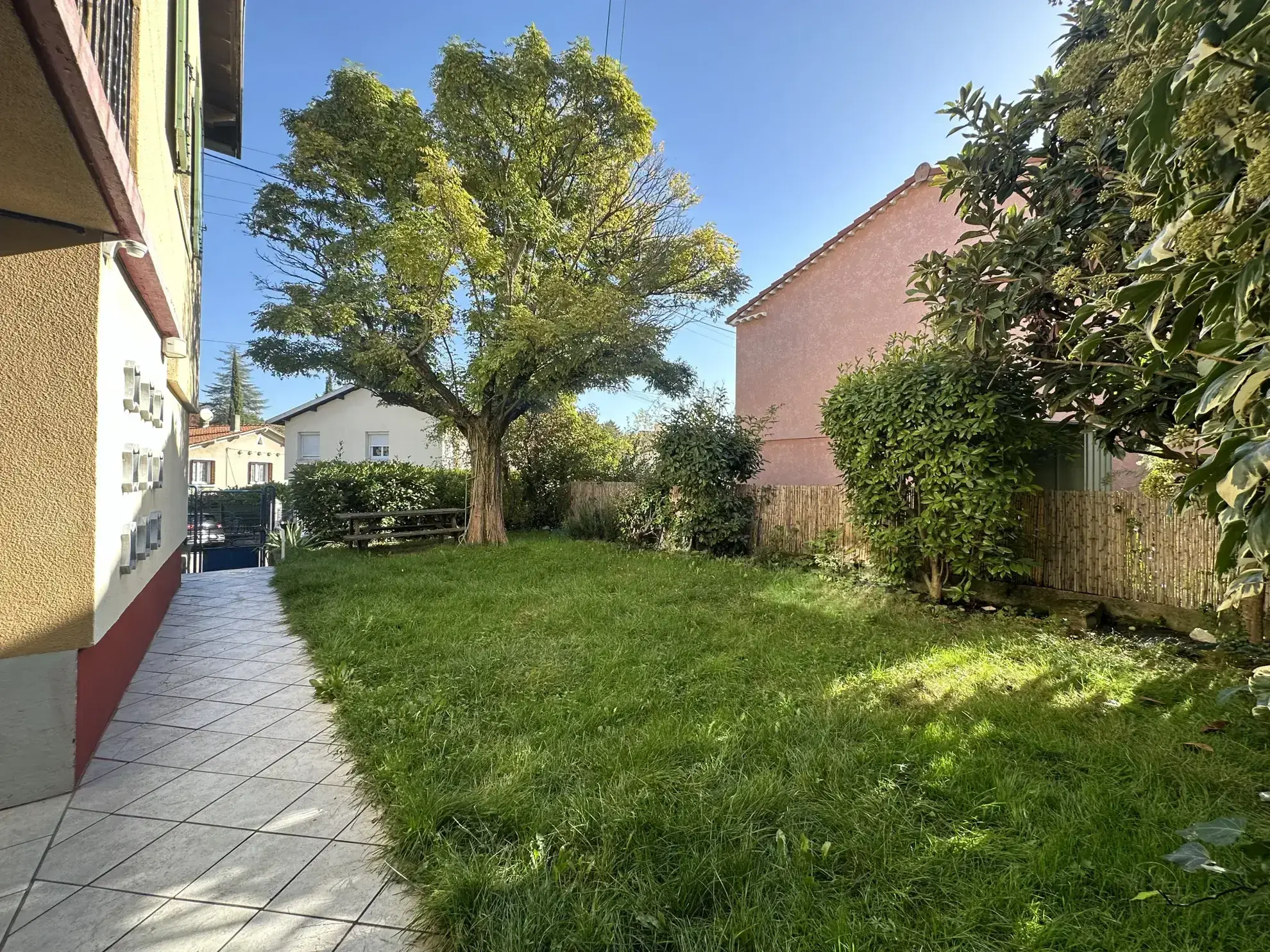 Maison individuelle à Laragne-Montéglin de 82 m² avec terrain et garage, rénovée 