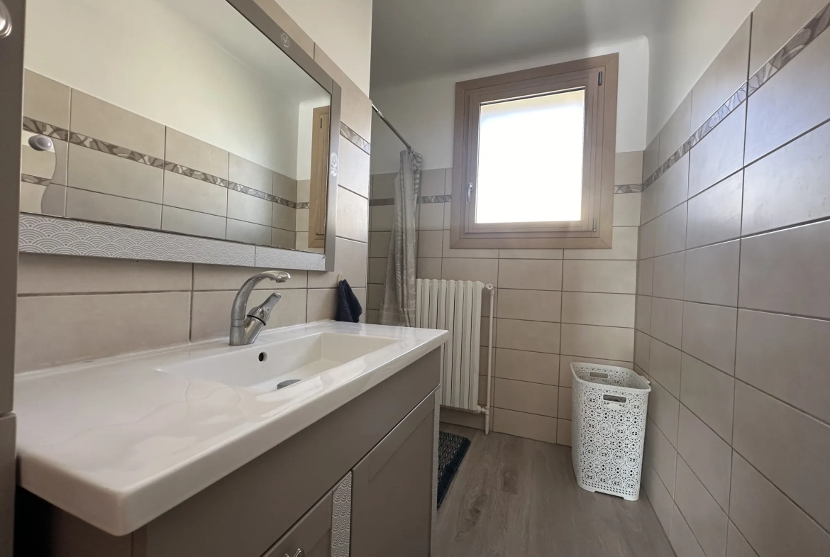 Maison individuelle à Laragne-Montéglin de 82 m² avec terrain et garage, rénovée 