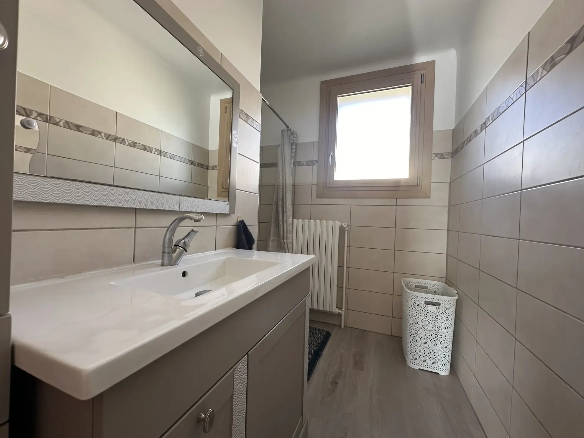 Maison individuelle à Laragne-Montéglin de 82 m² avec terrain et garage, rénovée 