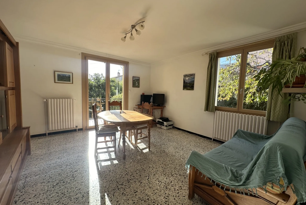 Maison individuelle à Laragne-Montéglin de 82 m² avec terrain et garage, rénovée 