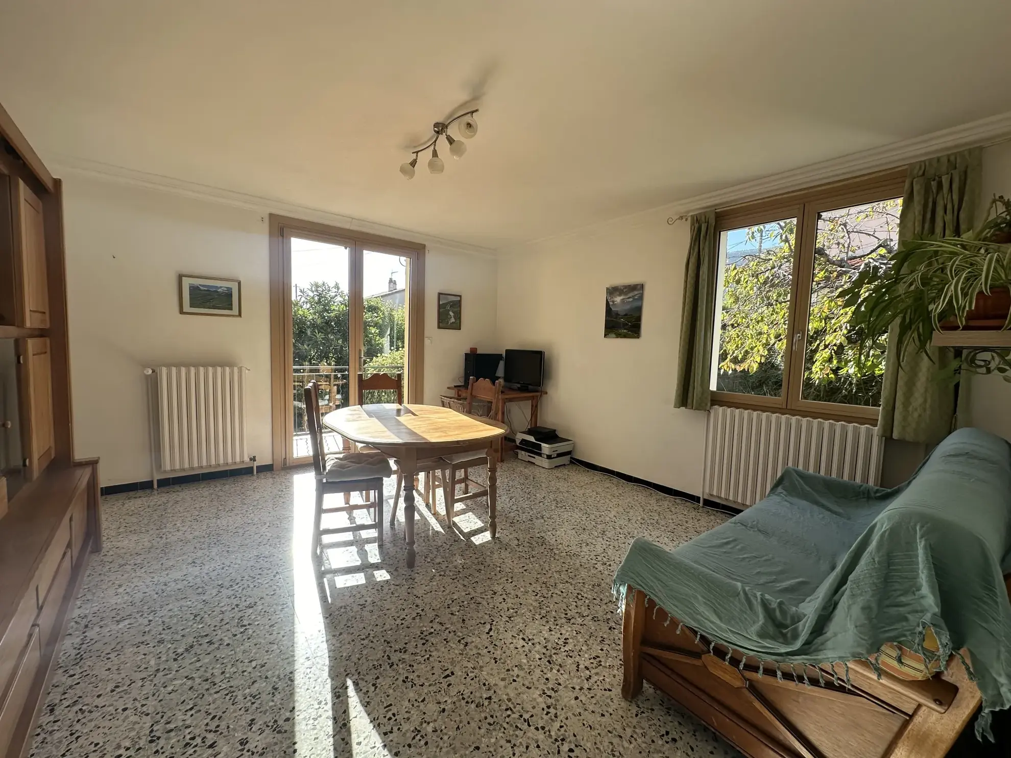 Maison individuelle à Laragne-Montéglin de 82 m² avec terrain et garage, rénovée 