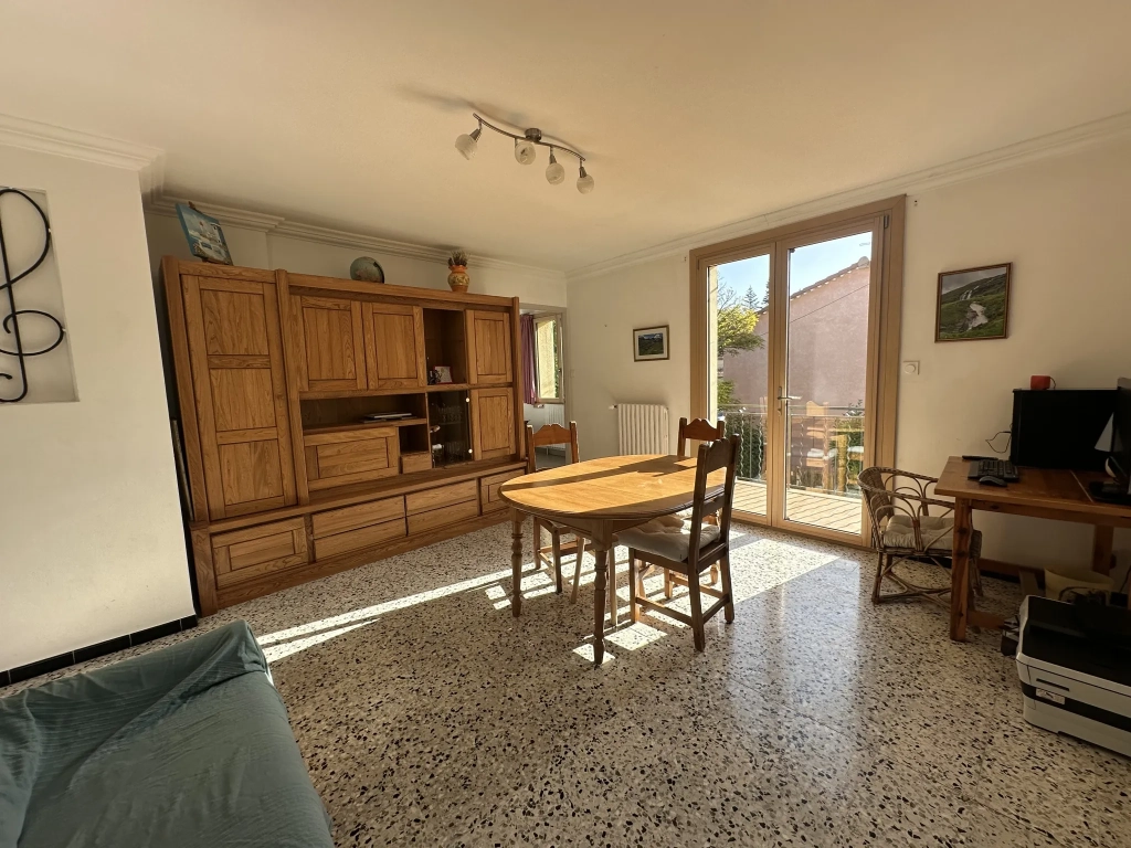 Maison individuelle à Laragne-Montéglin de 82 m² avec terrain et garage, rénovée