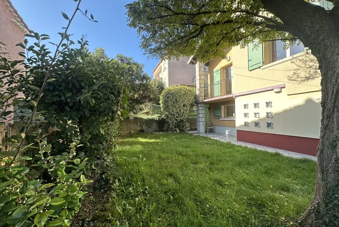 Maison individuelle à Laragne-Montéglin de 82 m² avec terrain et garage, rénovée 