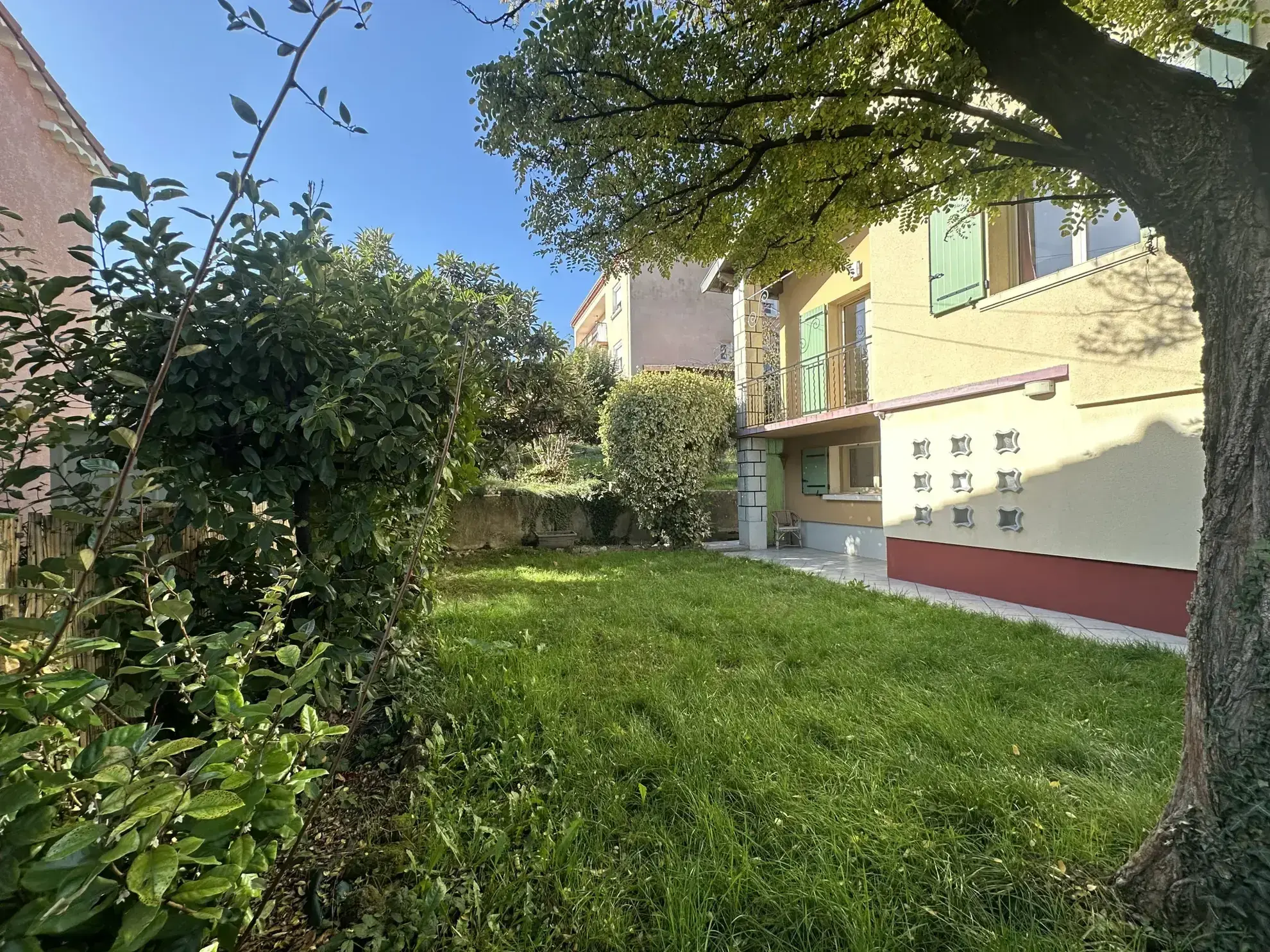 Maison individuelle à Laragne-Montéglin de 82 m² avec terrain et garage, rénovée 