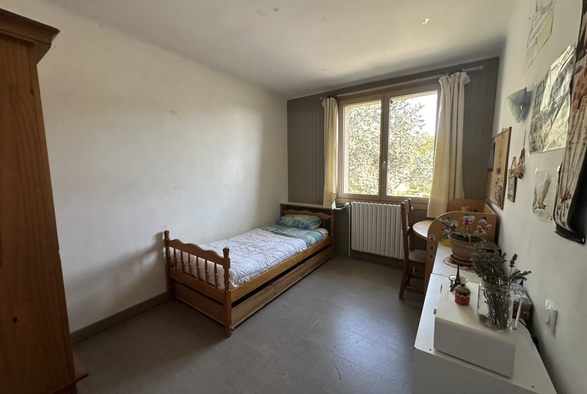 Maison individuelle à Laragne-Montéglin de 82 m² avec terrain et garage, rénovée 