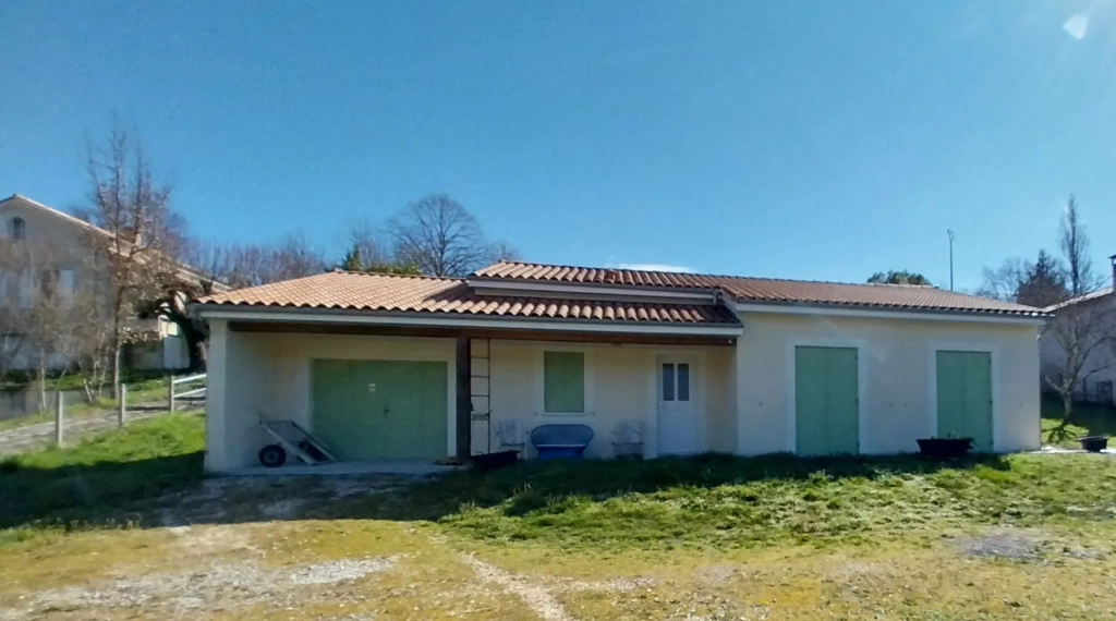 Maison plain-pied à vendre à Ribérac, 2 chambres, grand terrain, proche écoles