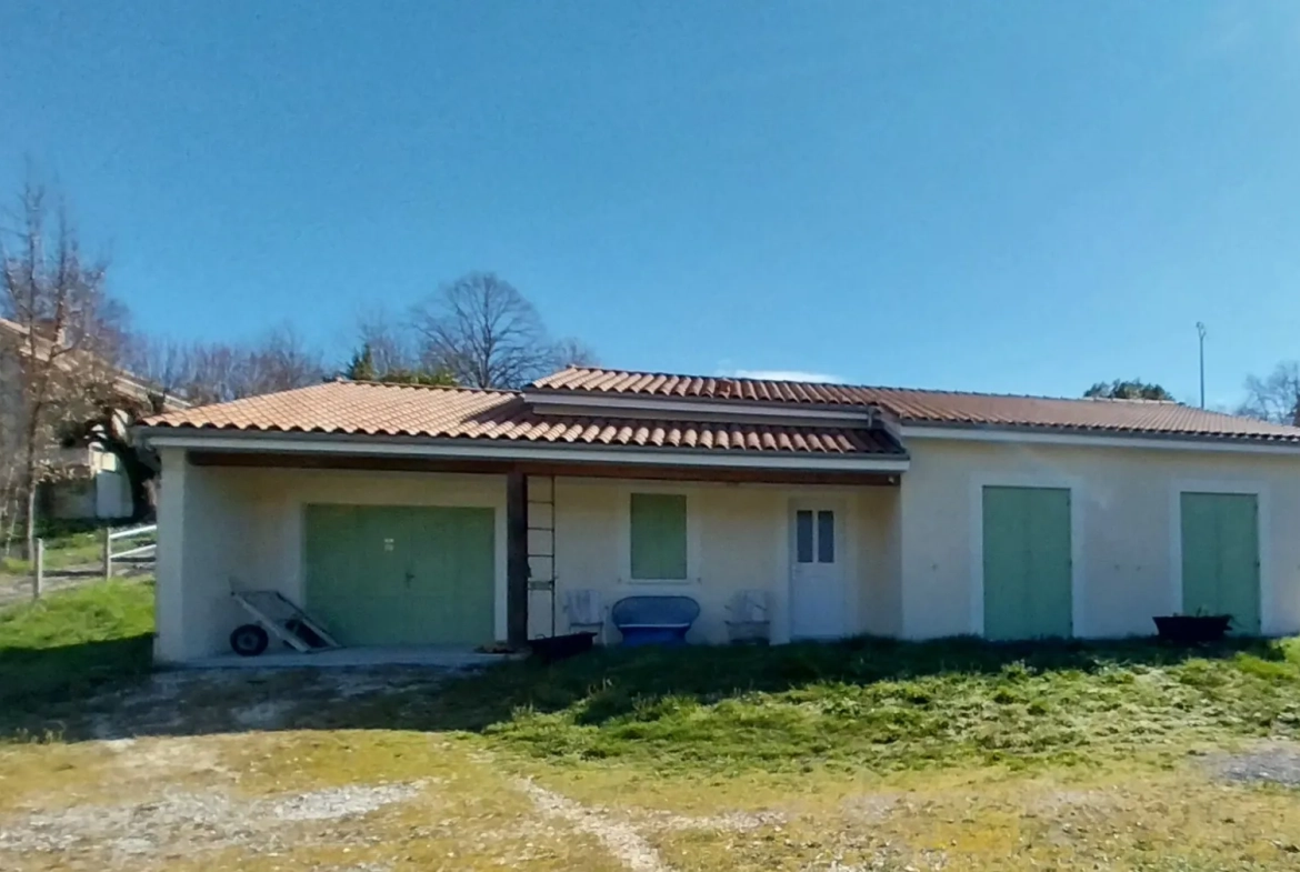 Maison plain-pied à vendre à Ribérac, 2 chambres, grand terrain, proche écoles 
