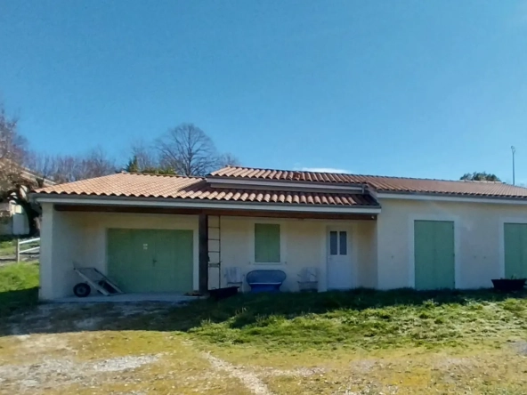 Maison plain-pied à vendre à Ribérac, 2 chambres, grand terrain, proche écoles