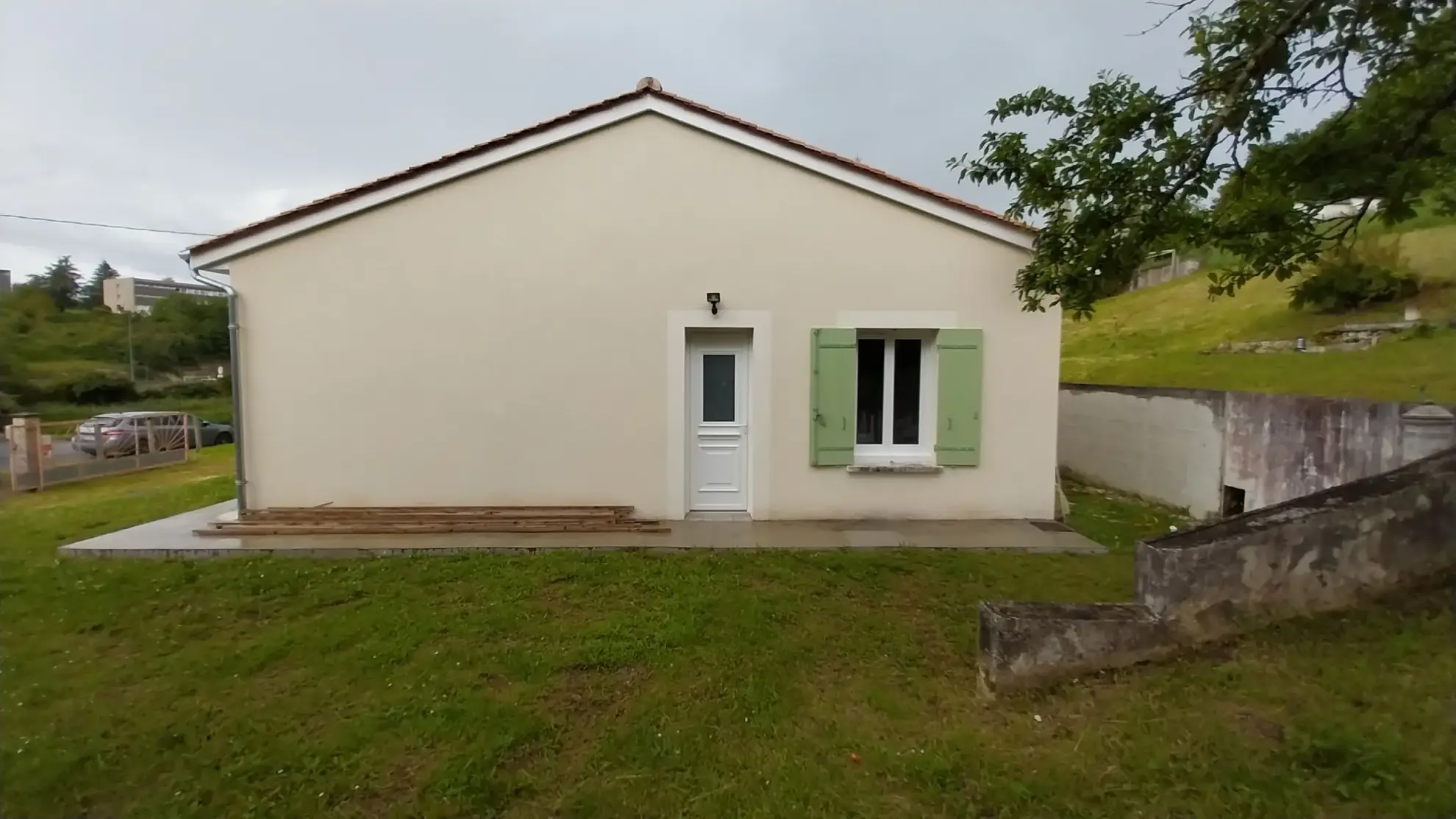 Maison plain-pied à vendre à Ribérac, 2 chambres, grand terrain, proche écoles 