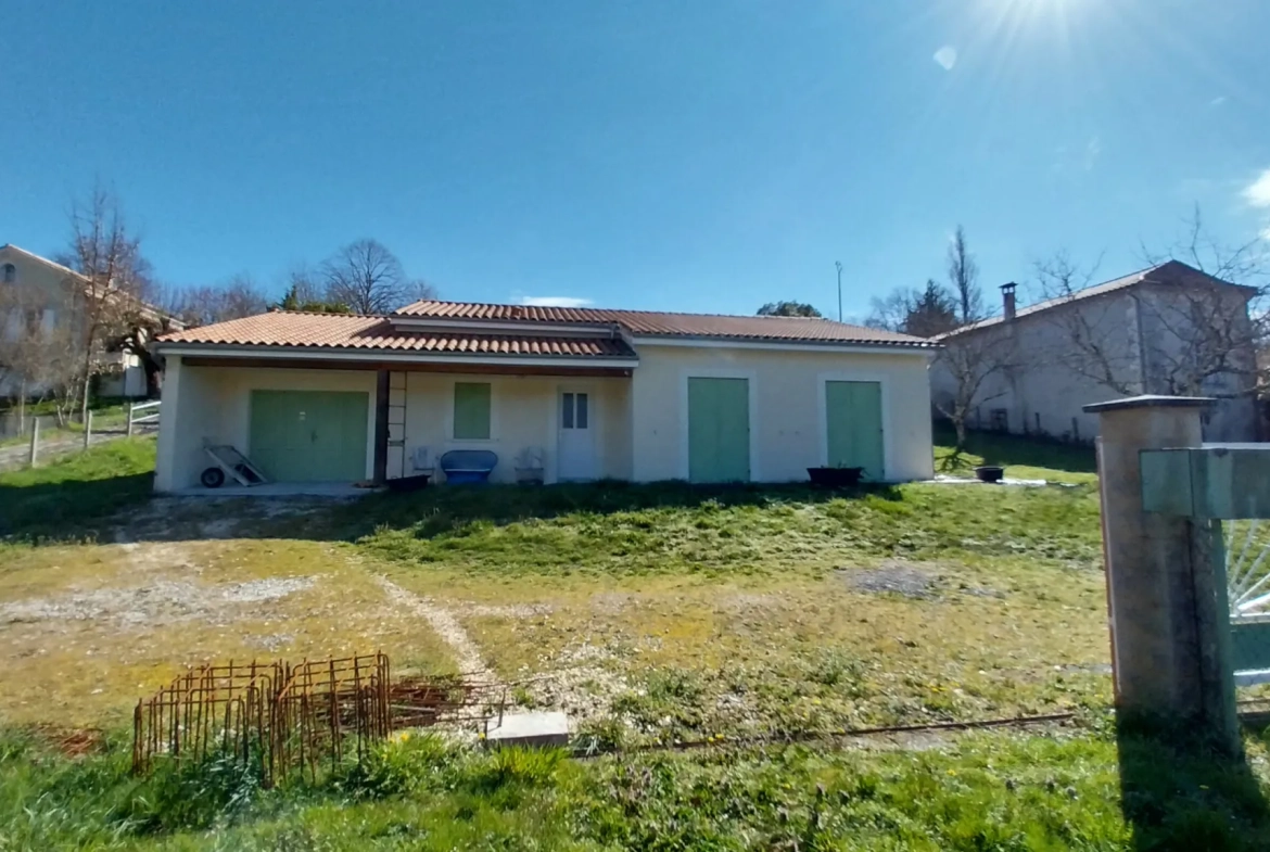 Maison plain-pied à vendre à Ribérac, 2 chambres, grand terrain, proche écoles 