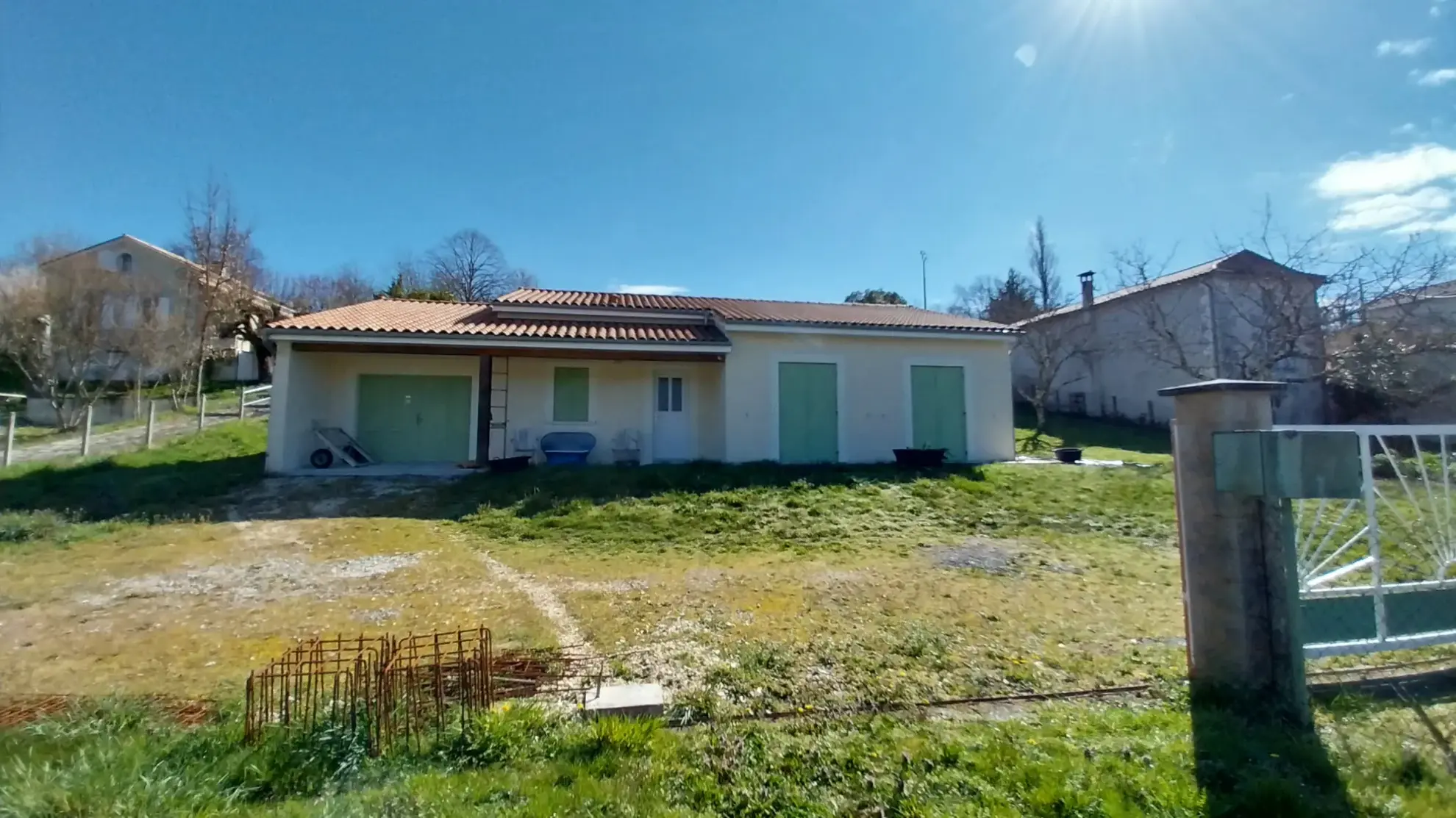 Maison plain-pied à vendre à Ribérac, 2 chambres, grand terrain, proche écoles 