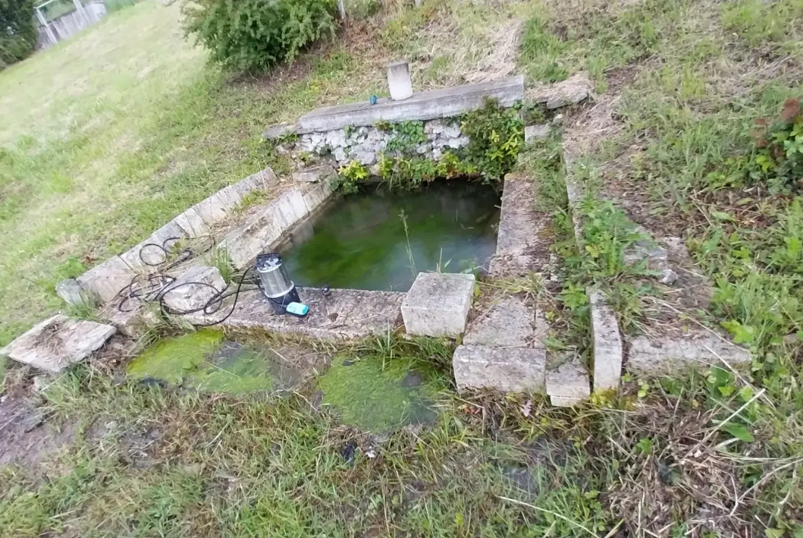 Maison plain-pied à vendre à Ribérac, 2 chambres, grand terrain, proche écoles 
