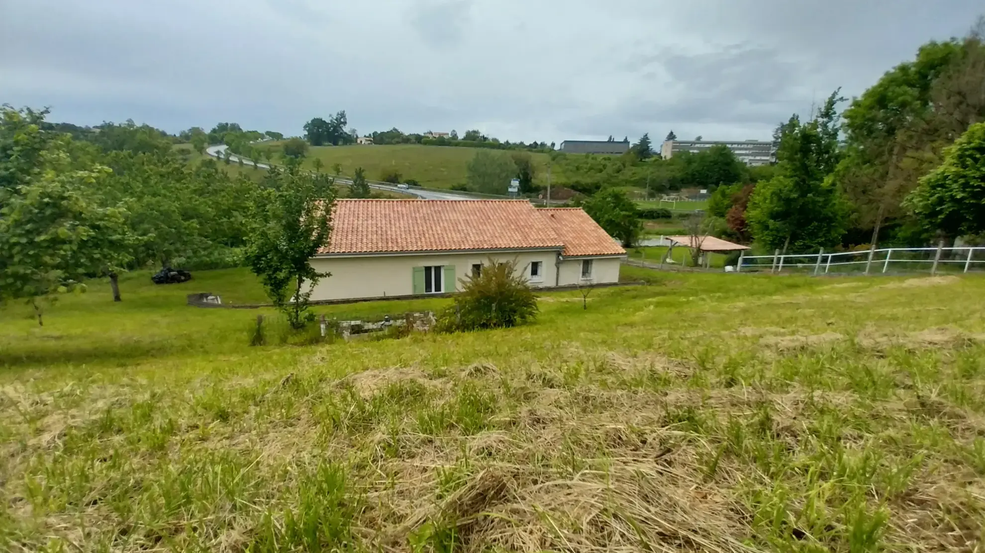 Maison plain-pied à vendre à Ribérac, 2 chambres, grand terrain, proche écoles 