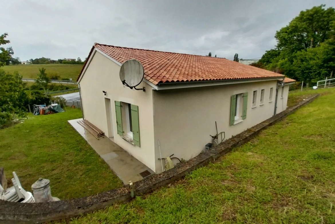 Maison plain-pied à vendre à Ribérac, 2 chambres, grand terrain, proche écoles 