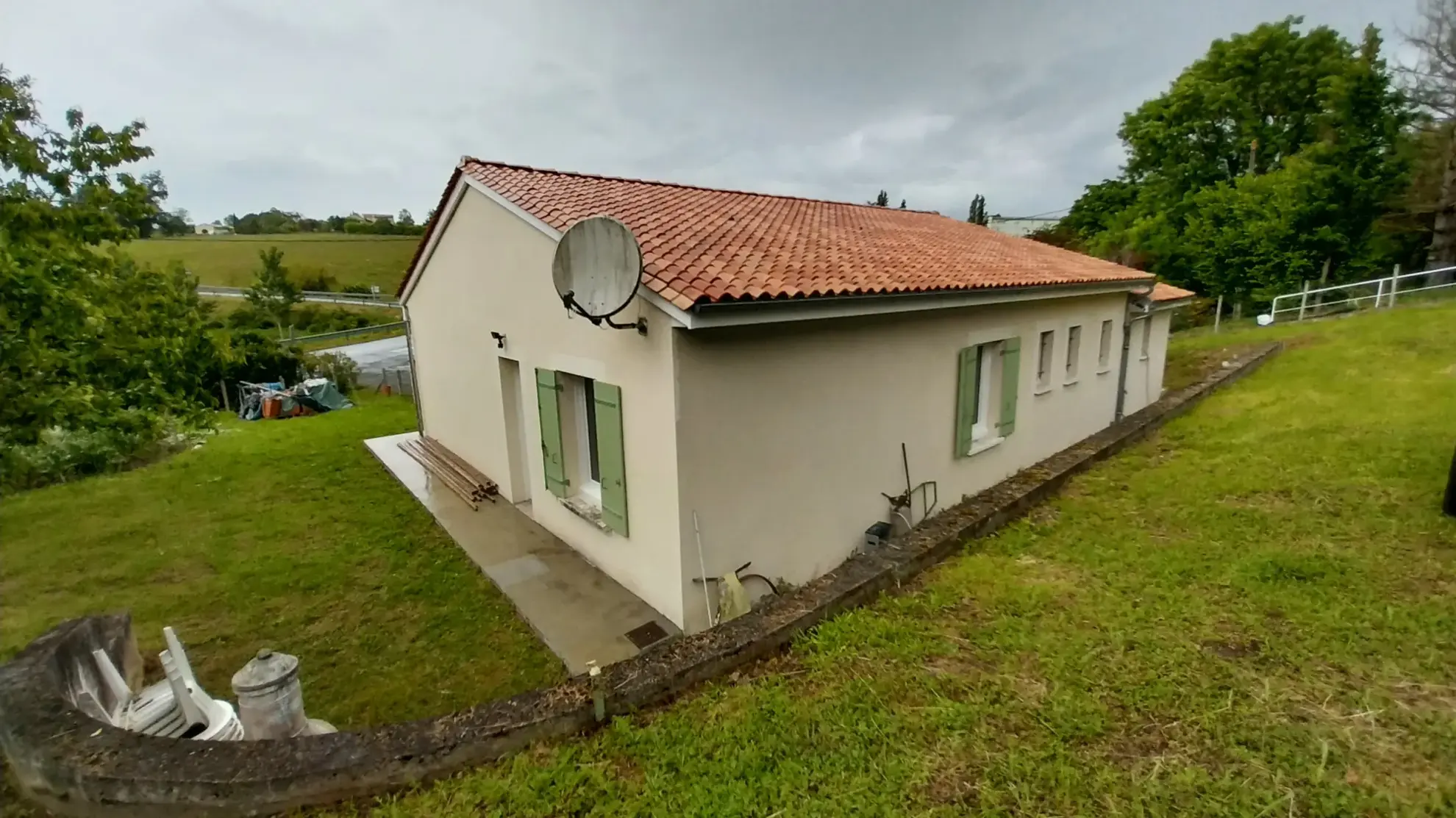 Maison plain-pied à vendre à Ribérac, 2 chambres, grand terrain, proche écoles 