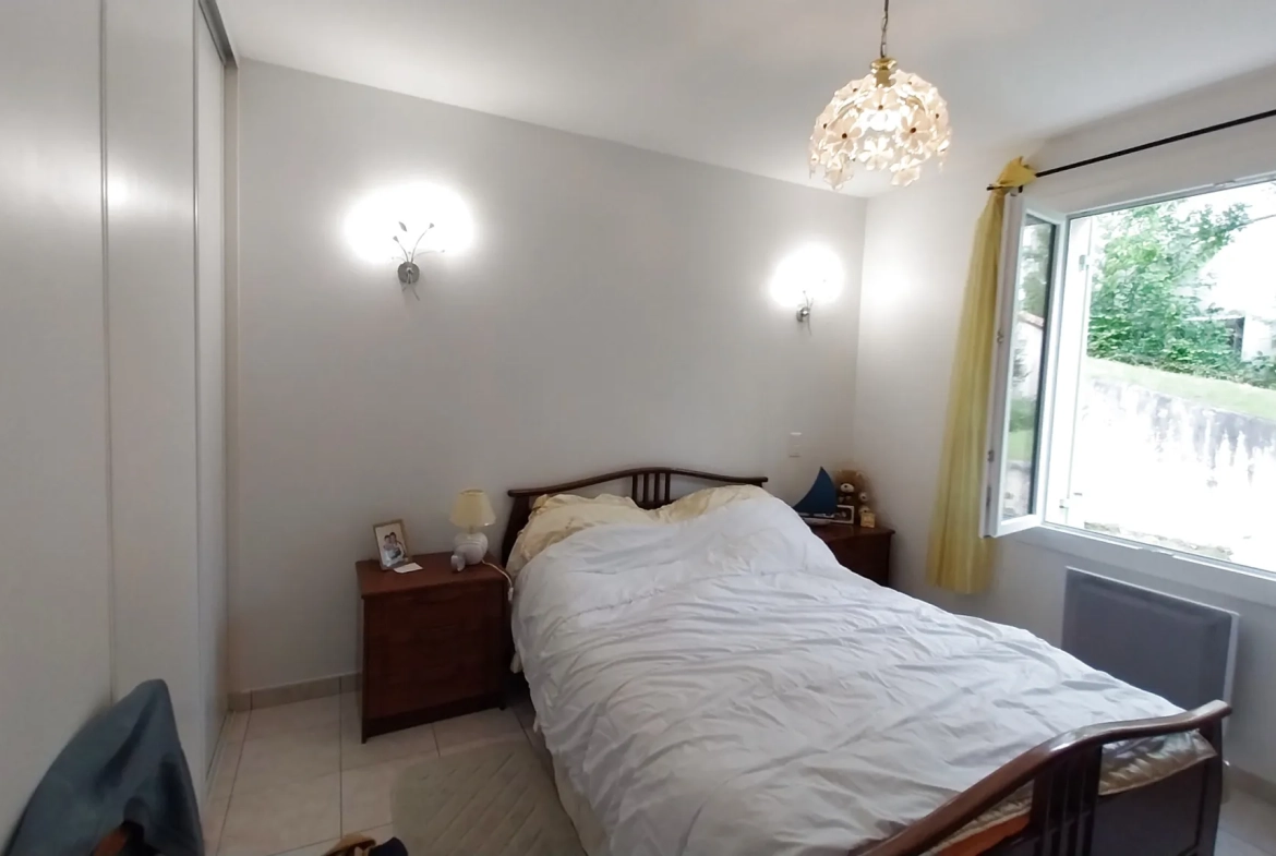 Maison plain-pied à vendre à Ribérac, 2 chambres, grand terrain, proche écoles 