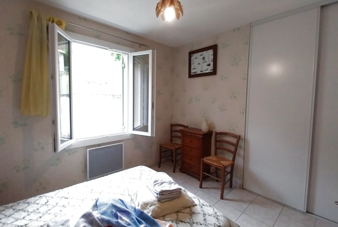 Maison plain-pied à vendre à Ribérac, 2 chambres, grand terrain, proche écoles 