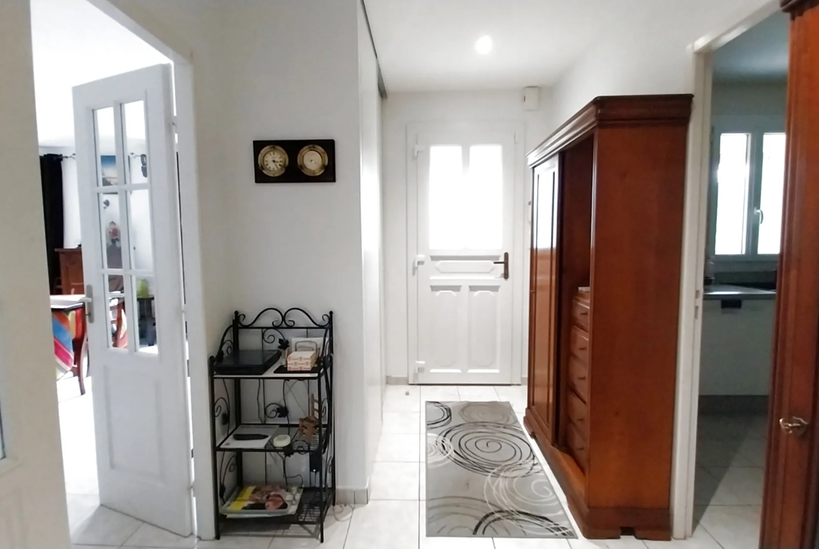 Maison plain-pied à vendre à Ribérac, 2 chambres, grand terrain, proche écoles 