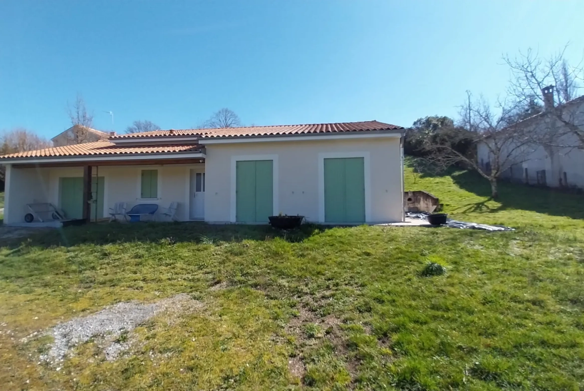 Maison plain-pied à vendre à Ribérac, 2 chambres, grand terrain, proche écoles 