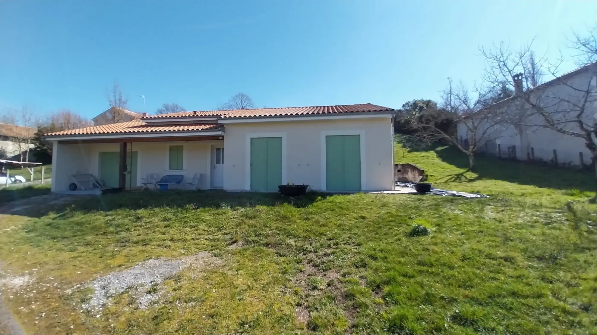 Maison plain-pied à vendre à Ribérac, 2 chambres, grand terrain, proche écoles 