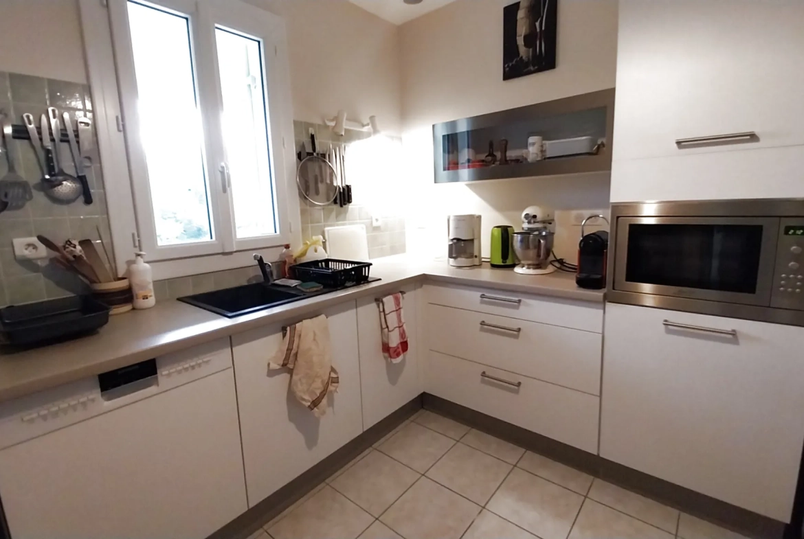 Maison plain-pied à vendre à Ribérac, 2 chambres, grand terrain, proche écoles 