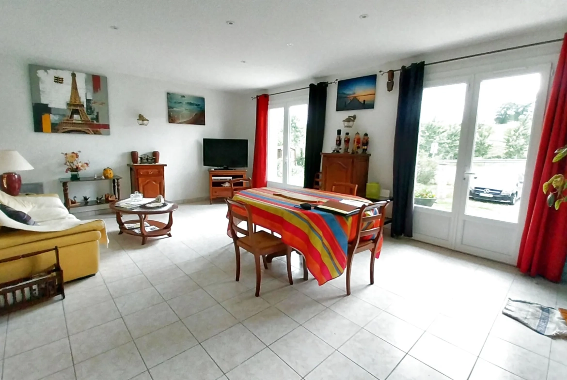 Maison plain-pied à vendre à Ribérac, 2 chambres, grand terrain, proche écoles 