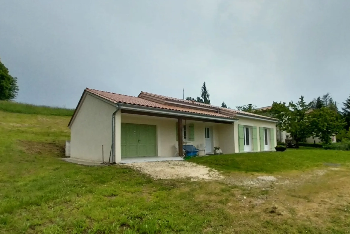 Maison plain-pied à vendre à Ribérac, 2 chambres, grand terrain, proche écoles 