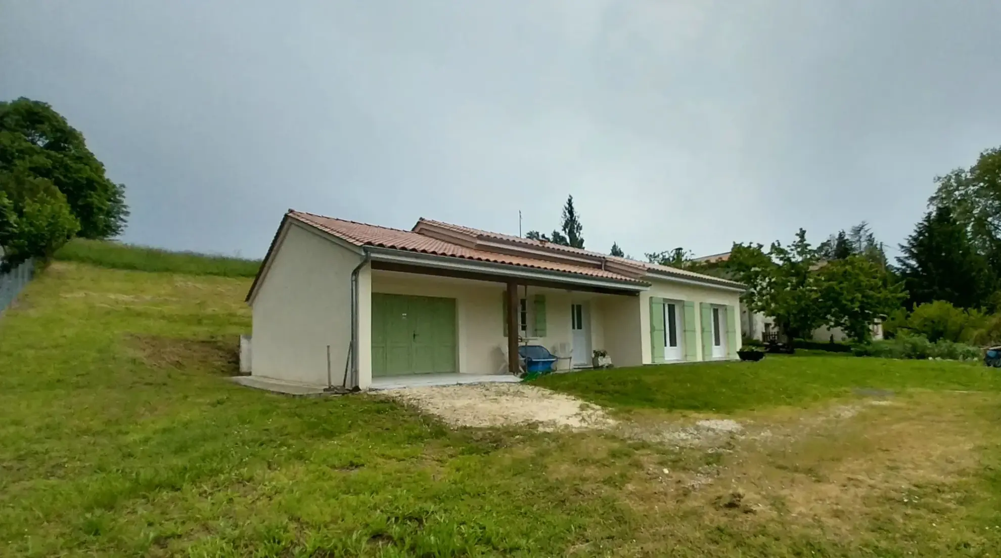 Maison plain-pied à vendre à Ribérac, 2 chambres, grand terrain, proche écoles 