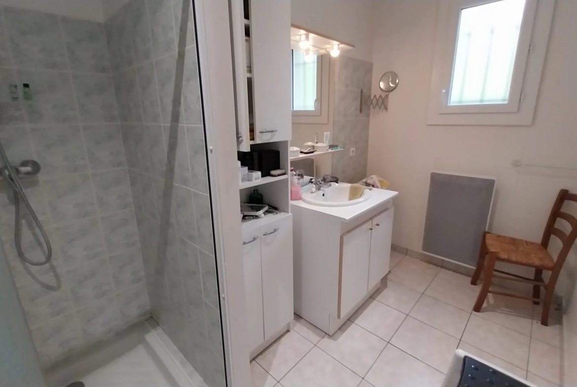Maison plain-pied à vendre à Ribérac, 2 chambres, grand terrain, proche écoles 