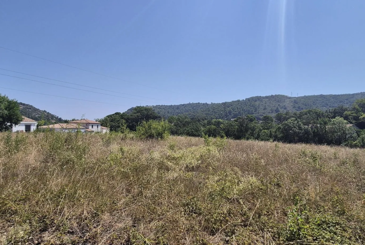 Terrain constructible de 457 m² à Clermont l'Hérault dans un quartier résidentiel calme 