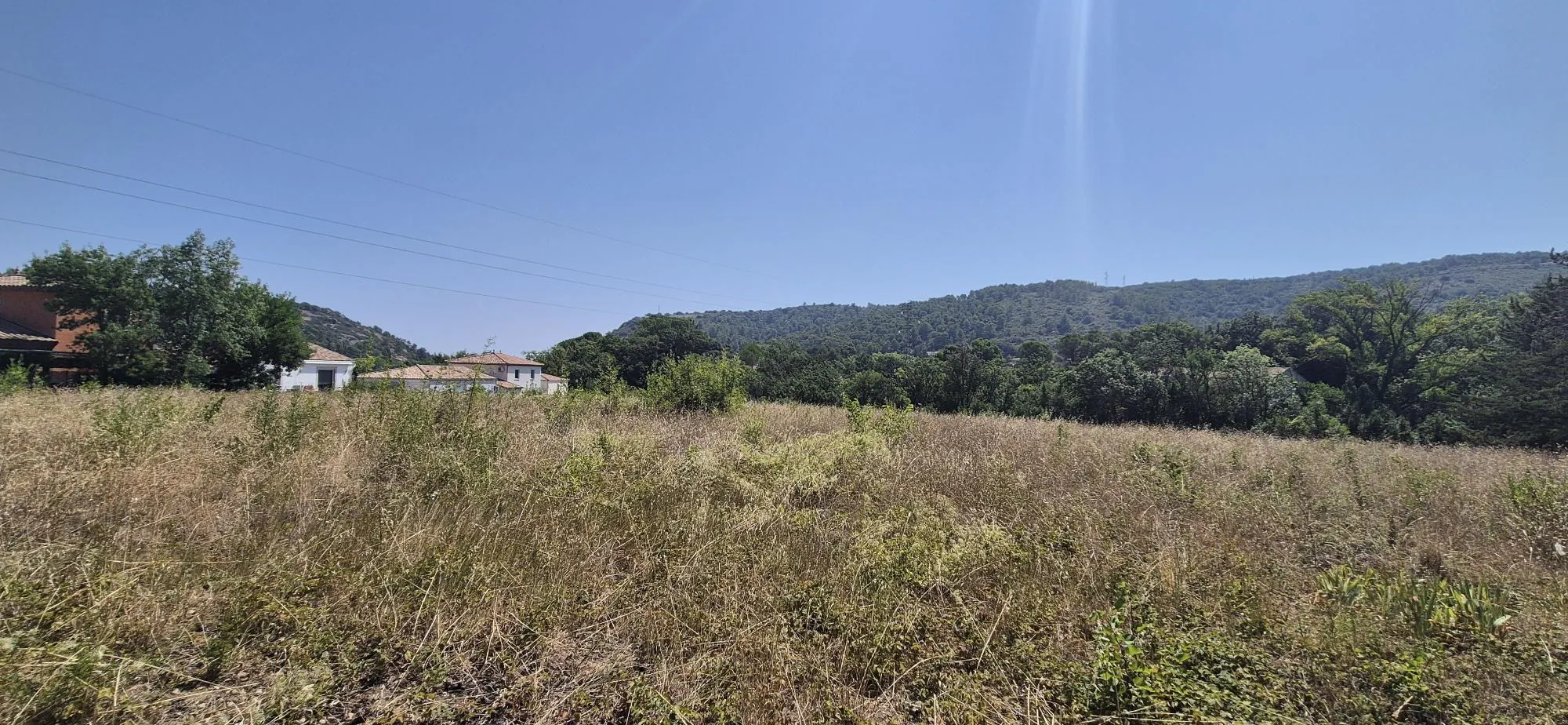 Terrain constructible de 457 m² à Clermont l'Hérault dans un quartier résidentiel calme 