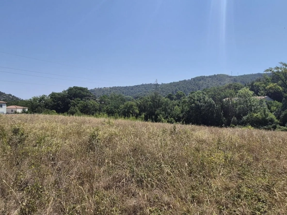 Terrain constructible de 457 m² à Clermont l'Hérault dans un quartier résidentiel calme