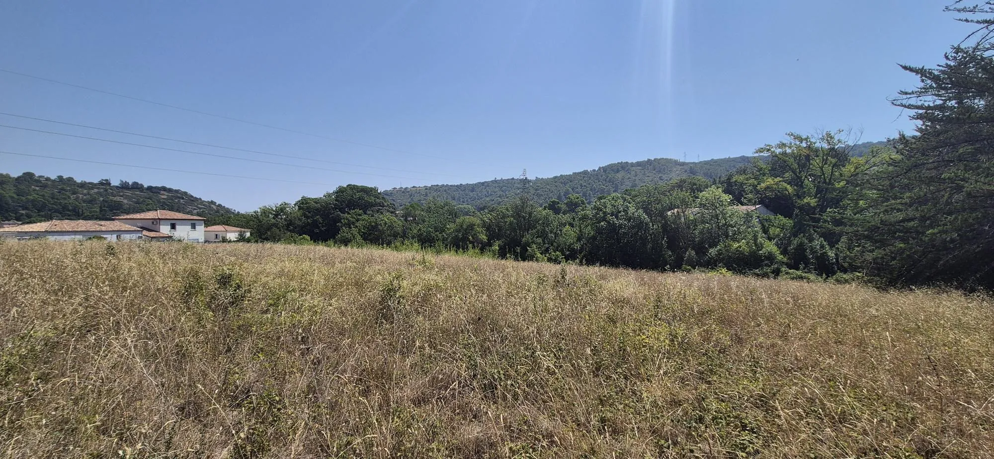 Terrain constructible de 457 m² à Clermont l'Hérault dans un quartier résidentiel calme 
