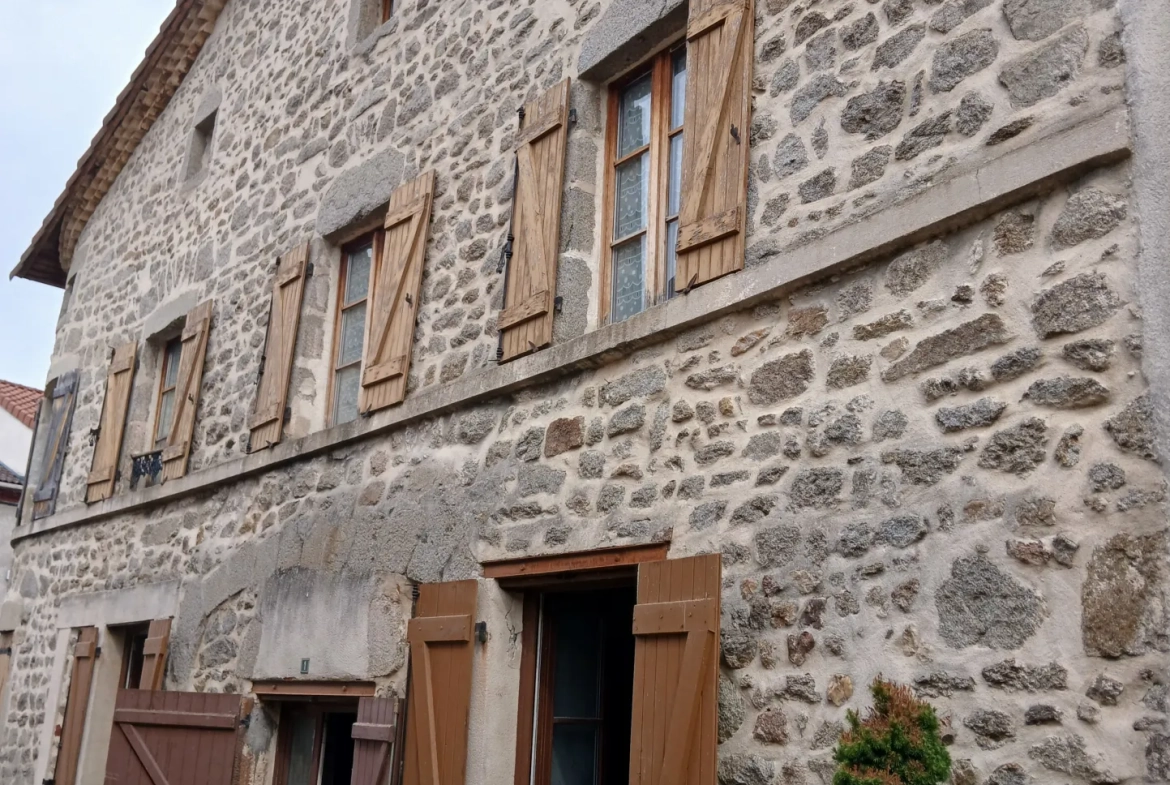 Maison en pierre à Saint-Dier-D'Auvergne de 216 m² à aménager 