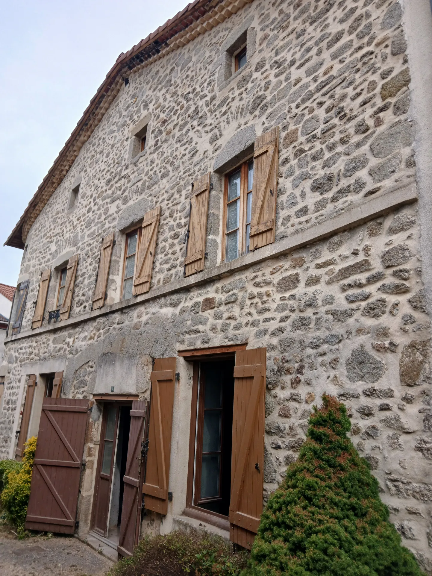 Maison en pierre à Saint-Dier-D'Auvergne de 216 m² à aménager 