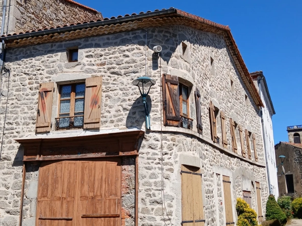 Maison en pierre à Saint-Dier-D'Auvergne de 216 m² à aménager